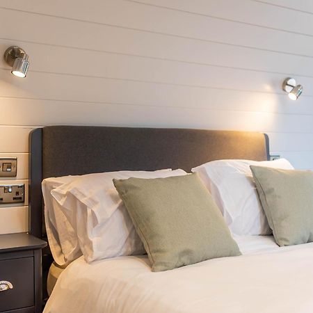 The Plough Inn Cabins Ramsden Extérieur photo