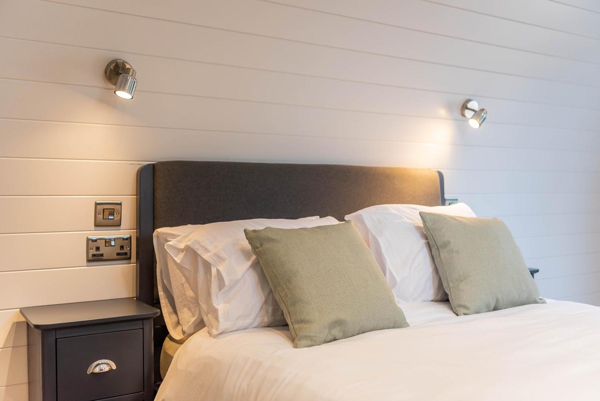 The Plough Inn Cabins Ramsden Extérieur photo